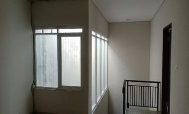 Dijual Rumah 2 Lantai Nyaman Siap Huni Semi Furnish Cluster Ekslusif di Setra Permai Residence