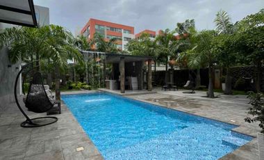 Se vende Mansión moderna con 2 dptos y Cancha de Futbol Via a Samborondón km 2