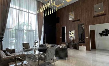 Se vende Mansión moderna con 2 dptos y Cancha de Futbol Via a Samborondón km 2