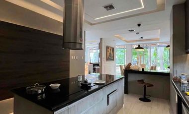 Se vende Mansión moderna con 2 dptos y Cancha de Futbol Via a Samborondón km 2