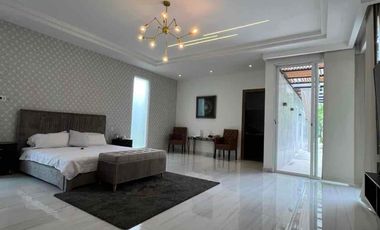 Se vende Mansión moderna con 2 dptos y Cancha de Futbol Via a Samborondón km 2