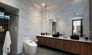 Se vende Mansión moderna con 2 dptos y Cancha de Futbol Via a Samborondón km 2