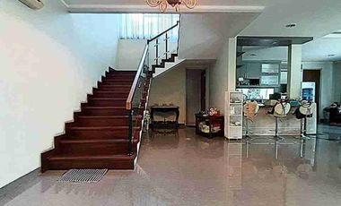 rumah dalam komplek 2 kilometer ke stasiun MRT lebak bulus bentuk tanah kotak, hadap tenggara,jakarta selatan