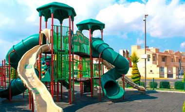 Casa Semiamueblada en Renta en Fraccionamiento Real Navarra, con vigilancia 24 hrs.