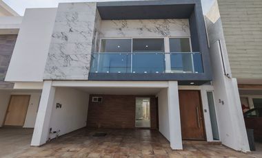 Casa en venta con doble altura y acabados modernos en Lomas de Angelopolis , Puebla