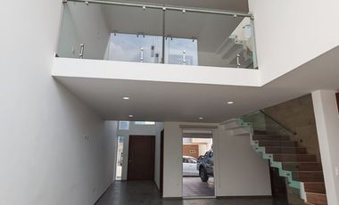 Casa en venta con doble altura y acabados modernos en Lomas de Angelopolis , Puebla