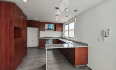 Casa en venta con doble altura y acabados modernos en Lomas de Angelopolis , Puebla