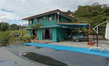 Finca de 800 m² con casa de 2 niveles y piscina en Fusagasugá