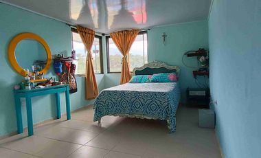 Finca de 800 m² con casa de 2 niveles y piscina en Fusagasugá