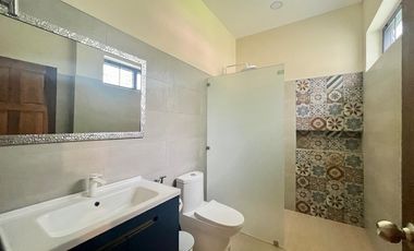 4-Bedroom, 3-Bathroom House with Swimming Pool and Stunning Mountain Views – For Sale & Rent