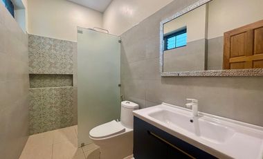 4-Bedroom, 3-Bathroom House with Swimming Pool and Stunning Mountain Views – For Sale & Rent