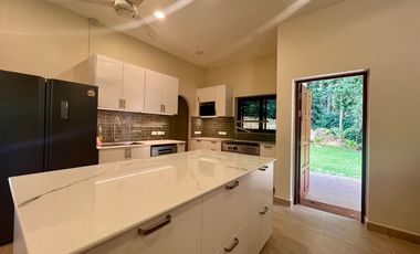 4-Bedroom, 3-Bathroom House with Swimming Pool and Stunning Mountain Views – For Sale & Rent