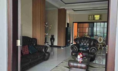 RUMAH MEWAH ELEGAN KOKOH KOLAM RENANG PRIBADI LINGKUNGAN SEKITAR PERUMAHAN ELITE MAGUWOHARJO