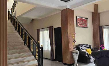 RUMAH MEWAH ELEGAN KOKOH KOLAM RENANG PRIBADI LINGKUNGAN SEKITAR PERUMAHAN ELITE MAGUWOHARJO