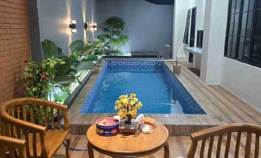 RUMAH MEWAH ELEGAN KOKOH KOLAM RENANG PRIBADI LINGKUNGAN SEKITAR PERUMAHAN ELITE MAGUWOHARJO