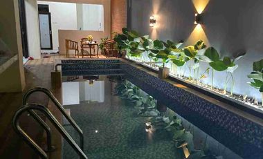 RUMAH MEWAH ELEGAN KOKOH KOLAM RENANG PRIBADI LINGKUNGAN SEKITAR PERUMAHAN ELITE MAGUWOHARJO