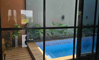 RUMAH MEWAH ELEGAN KOKOH KOLAM RENANG PRIBADI LINGKUNGAN SEKITAR PERUMAHAN ELITE MAGUWOHARJO
