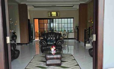 RUMAH MEWAH ELEGAN KOKOH KOLAM RENANG PRIBADI LINGKUNGAN SEKITAR PERUMAHAN ELITE MAGUWOHARJO