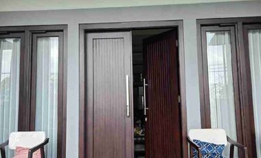 RUMAH MEWAH ELEGAN KOKOH KOLAM RENANG PRIBADI LINGKUNGAN SEKITAR PERUMAHAN ELITE MAGUWOHARJO