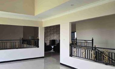 RUMAH MEWAH ELEGAN KOKOH KOLAM RENANG PRIBADI LINGKUNGAN SEKITAR PERUMAHAN ELITE MAGUWOHARJO