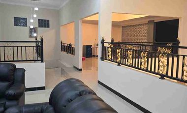 RUMAH MEWAH ELEGAN KOKOH KOLAM RENANG PRIBADI LINGKUNGAN SEKITAR PERUMAHAN ELITE MAGUWOHARJO