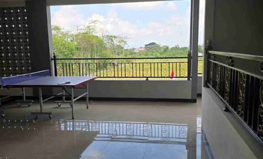 RUMAH MEWAH ELEGAN KOKOH KOLAM RENANG PRIBADI LINGKUNGAN SEKITAR PERUMAHAN ELITE MAGUWOHARJO