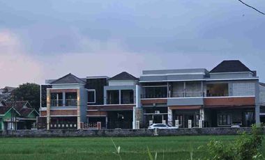 RUMAH MEWAH ELEGAN KOKOH KOLAM RENANG PRIBADI LINGKUNGAN SEKITAR PERUMAHAN ELITE MAGUWOHARJO