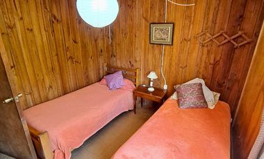 SINCRÓNICA PROPIEDADES ARRIENDA POR NOCHE,  HERMOSA Y ACOJEDORA CASA A SOLO 5 MINUTOS DE LA PLAYA EN ALGARROBO