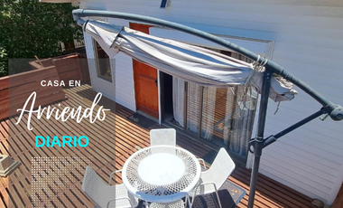 SINCRÓNICA PROPIEDADES ARRIENDA POR NOCHE,  HERMOSA Y ACOJEDORA CASA A SOLO 5 MINUTOS DE LA PLAYA EN ALGARROBO