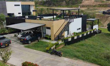 VENDO CASA RUITOQUE BAJO EXCELENTE CONJUNTO CERRADO AREA 880 METROS