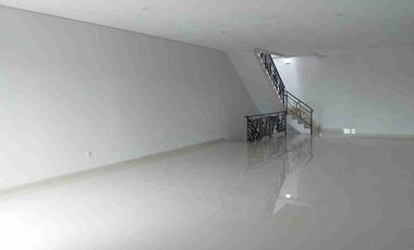 Di Sewakan Murah Ruko Tiga Lantai Plus Rooftop di Lokasi Strategis Pinggir Jalan Jakarta Barat