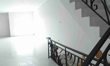 Di Sewakan Murah Ruko Tiga Lantai Plus Rooftop di Lokasi Strategis Pinggir Jalan Jakarta Barat