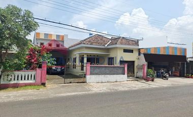 Rumah 2 Lantai Pinggir Jalan Raya Pakis, Potensi Usaha Tinggi