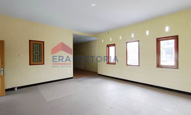 Rumah 2 Lantai Pinggir Jalan Raya Pakis, Potensi Usaha Tinggi