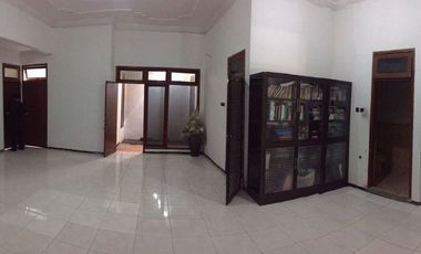 ‼️LANGKA,HITUNG TANAH‼️Rumah PERLU RENOVASI UK (10X20,1) di Perumahan Rungkut Barata Surabaya Timur .