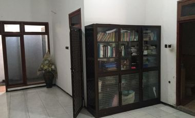 ‼️LANGKA,HITUNG TANAH‼️Rumah PERLU RENOVASI UK (10X20,1) di Perumahan Rungkut Barata Surabaya Timur .