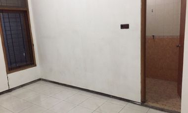 ‼️LANGKA,HITUNG TANAH‼️Rumah PERLU RENOVASI UK (10X20,1) di Perumahan Rungkut Barata Surabaya Timur .