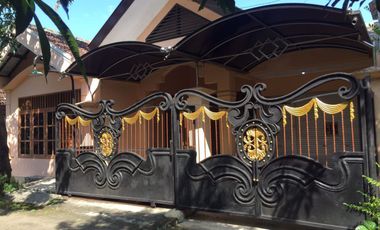 ‼️LANGKA,HITUNG TANAH‼️Rumah PERLU RENOVASI UK (10X20,1) di Perumahan Rungkut Barata Surabaya Timur .