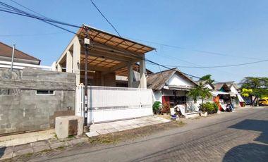 Rumah di Kertomenanggal