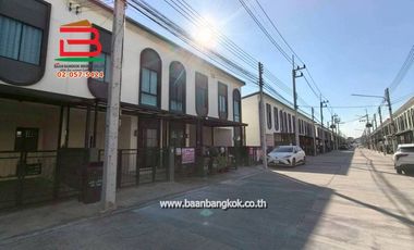 ทาวน์โฮม หมู่บ้าน M Life (เอ็มไลฟ์) ลำลูกกา-คลอง 4 เนื้อที่ 18.7 ตรว. ใกล้ตลาดเอ.ซี ลำลูกกา คลอง 4 ถนนลำลูกกา ตำบลลาดสวาย อำเภอลำลูกกา จังหวัดปทุมธานี