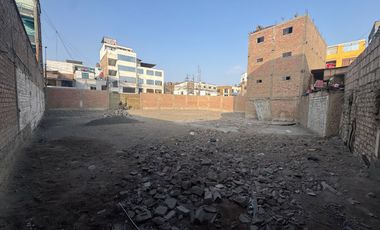 Venta De Terreno En Esquina En Ate De 850M2