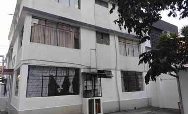 VENDO CASA DE TRES PISOS, EN TERRENO DE 500m2 AV. 09 DE OCTUBRE, CERCA A AV. ELOY ALFARO.
