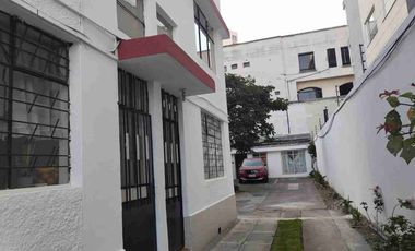 VENDO CASA DE TRES PISOS, EN TERRENO DE 500m2 AV. 09 DE OCTUBRE, CERCA A AV. ELOY ALFARO.