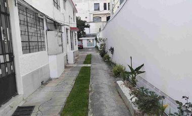 VENDO CASA DE TRES PISOS, EN TERRENO DE 500m2 AV. 09 DE OCTUBRE, CERCA A AV. ELOY ALFARO.