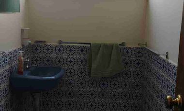 VENDO CASA DE TRES PISOS, EN TERRENO DE 500m2 AV. 09 DE OCTUBRE, CERCA A AV. ELOY ALFARO.