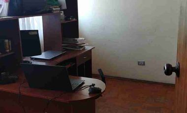 VENDO CASA DE TRES PISOS, EN TERRENO DE 500m2 AV. 09 DE OCTUBRE, CERCA A AV. ELOY ALFARO.