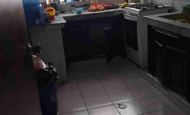 VENDO CASA DE TRES PISOS, EN TERRENO DE 500m2 AV. 09 DE OCTUBRE, CERCA A AV. ELOY ALFARO.