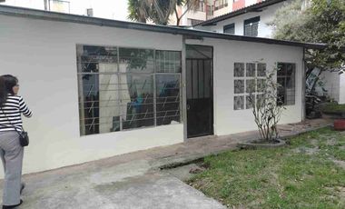 VENDO CASA DE TRES PISOS, EN TERRENO DE 500m2 AV. 09 DE OCTUBRE, CERCA A AV. ELOY ALFARO.
