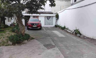 VENDO CASA DE TRES PISOS, EN TERRENO DE 500m2 AV. 09 DE OCTUBRE, CERCA A AV. ELOY ALFARO.