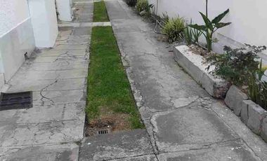 VENDO CASA DE TRES PISOS, EN TERRENO DE 500m2 AV. 09 DE OCTUBRE, CERCA A AV. ELOY ALFARO.